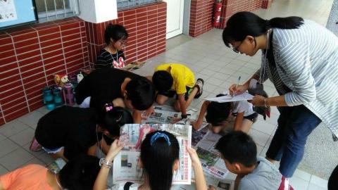 魏筱靜 - 高中參與八大智能探索營陪伴小孩一同參與益智遊戲！