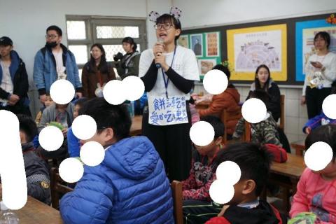 魏筱靜 - 大學參與返鄉服務隊擔任課程股呈現課程時。