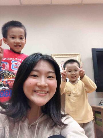 翔婷 - 和朋友家的小朋友一起玩的照片