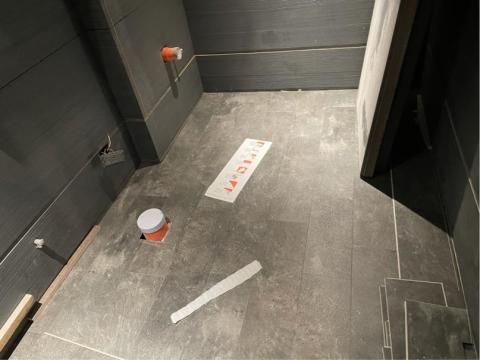 乙詩恩專業地板 - 原有地況：水泥底（廁所）
施工方式：塑膠黑墊
面板：spc防水地板
