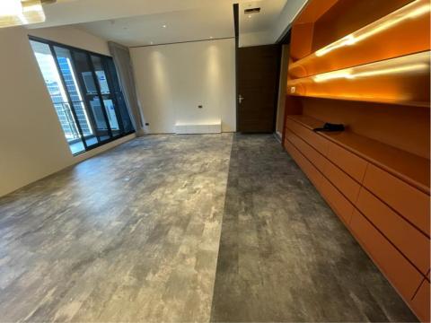 乙詩恩專業地板 - 原有地況：水泥底
施工方式：靜音泡綿+4分夾板
面板：spc防水超耐磨地板（大理石紋）
施工天數：2天
數量：33坪
地點：南京東路三段
