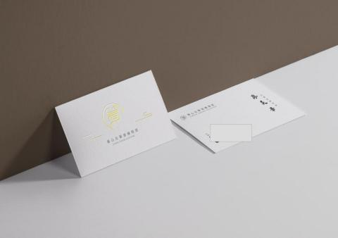 蛋次方設計 - 箏心古箏音樂教室
VI視覺設計 / 精緻名片:本身LOGO涵義為如同烈日熱誠般真摯做教學為出發點,為凸顯烈日之意象,並於名片中繪畫雲的線條感並與LOGO互相呼應,並採用金色燙金強調LOGO視覺,文字採用燙黑讓整體架構更加沉穩,紙張則挑選較啤酒紙使得紋路觸感整體提升。 蛋次方設計 - 箏心古箏音樂教室
VI視覺設計 / 精緻名片:本身LOGO涵義為如同烈日熱誠般真摯做教學為出發點,為凸顯烈日之意象,並於名片中繪畫雲的線條感並與LOGO互相呼應,並採用金色燙金強調LOGO視覺,文字採用燙黑讓整體架構更加沉穩,紙張則挑選較啤酒紙使得紋路觸感整體提升。