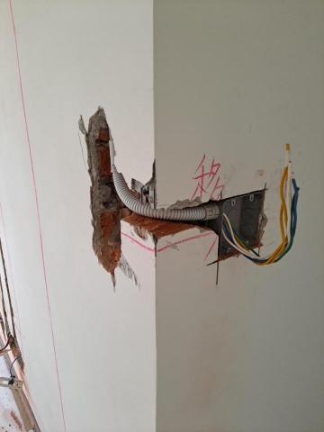 長岳水電工程行 - 電燈開關移位