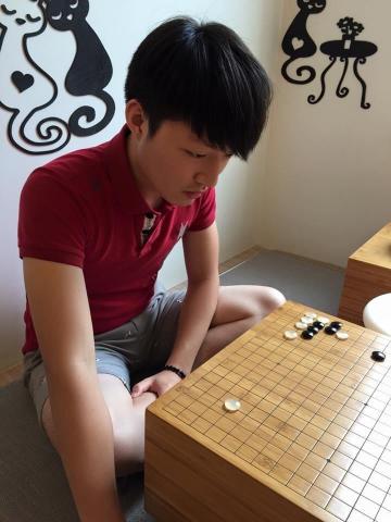 提供圍棋咖啡廳台北服務的專家小李老師