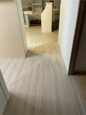 乙詩恩專業地板 - 原有地況：舊有木地板
施工方式：直鋪施工
面板：SPC防水超耐磨地板
施工坪數：21
施工天數：2
地址：中和