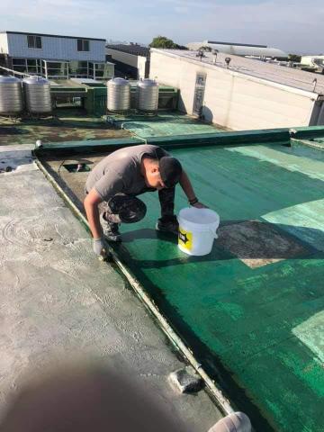 龍彩工程行 - 頂樓pu舊底打除後重新施作