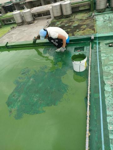 龍彩工程行 - 頂樓pu舊底打除後重新施作