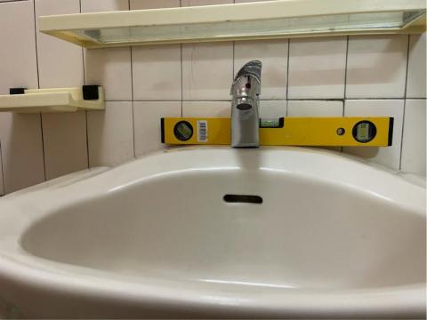 水電裝修職人 - 臉盆更換水平校准