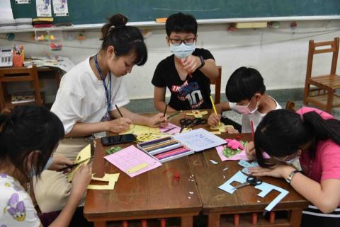 梁潁琪 - 這是在嘉義的國小裡，與學生們進行互動。