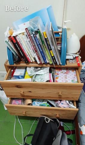 心.整理▪︎Fiona▪︎ - 斗櫃上堆疊的書籍，造成檯面上無法再放置物品。
而抽屜裡塞滿的雜物，造成抽屜的開合不太順暢。