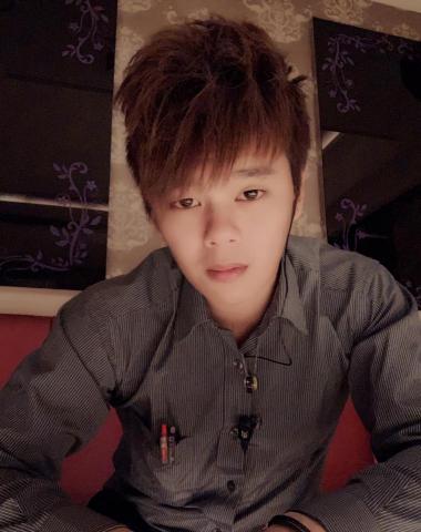 提供剪頭髮男服務的專家邱男華