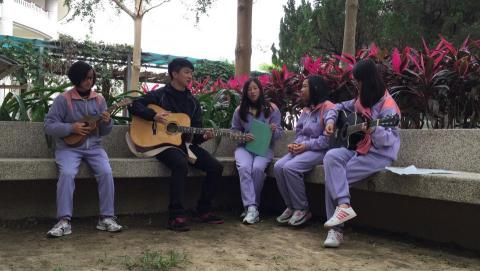 王凱霆 - 帶領石岡國中吉他社