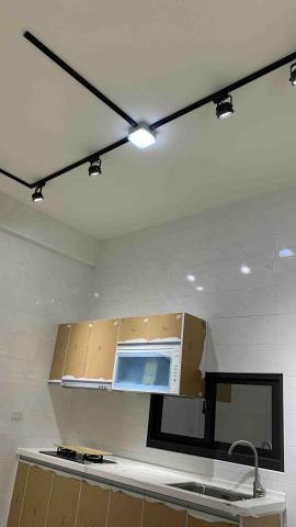 史丹利水電工務所 - 自製冰塊燈加上軌道