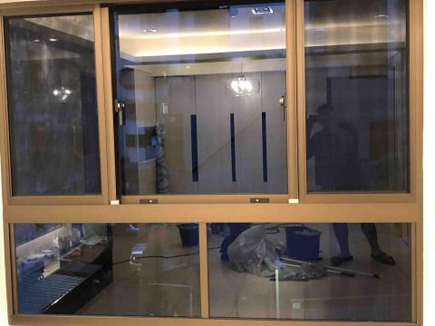 華麗 - 裝潢後的玻璃經過我們的深層清洗後變得有亮光很乾淨！