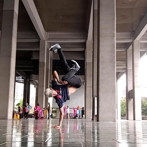 提供表演舞衣服務的專家杭韋錡