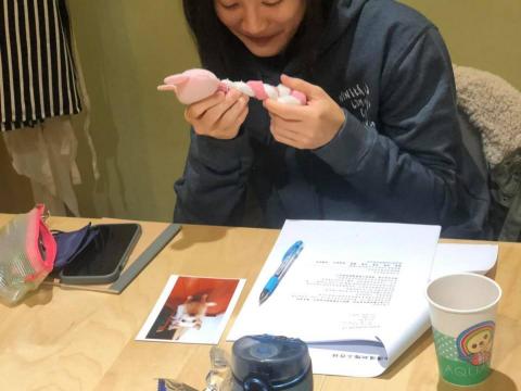 來聽毛孩說~動物溝通/寵物溝通 - 實際溝通課程上課狀態：學員練習中...透過物品跟照片，能從中接收到什麼訊息嗎?