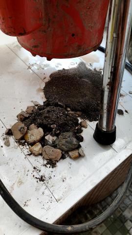 曬立捷水電工程 - 客戶陽台地板排水阻塞,經過導通後取出的水泥塊以及石頭