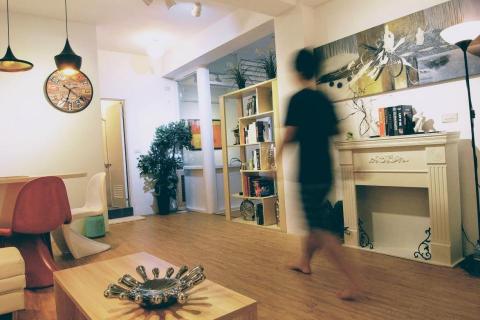 五四室內設計有限公司 - 素人風格師
房子可以是租的，但生活不行！
15坪/2+1房/2衛/開放客餐廚
結果看來素人也可以是風格師！
