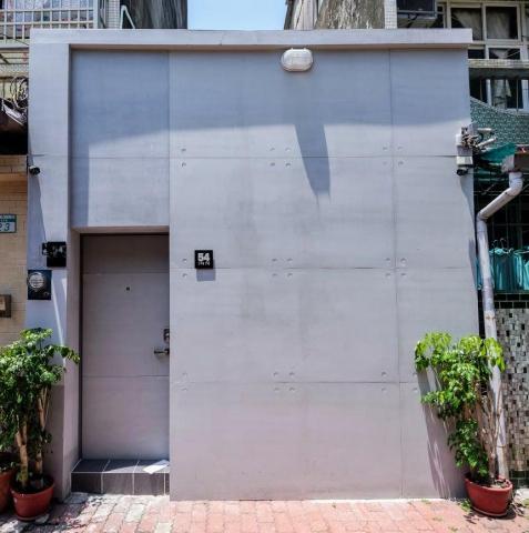 五四室內設計有限公司 - 50年老宅翻修工程
雖說清水模建築早已是老舊聞了
但能在業主支持下在台南巷弄間完成一個小實驗?
蠻能滿足療癒級的玩性！?‍♂️
