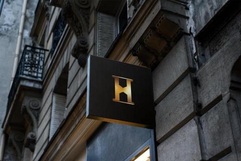 陳廉心 - LOGO設計
公司名稱:厚柱企業社
行業:營造公司
LOGO要求:
1.有柱子 
2.有房或牆 
3.希望融入厚柱Hold you字首的「H」 
4.簡約大氣有質感
理念說明:
主體以柱子為主，上下撐著天和地，中間以圖地反轉放入房子，融合代表性「Hold you」中的「H」，代表厚
柱能夠為你撐起整個家。