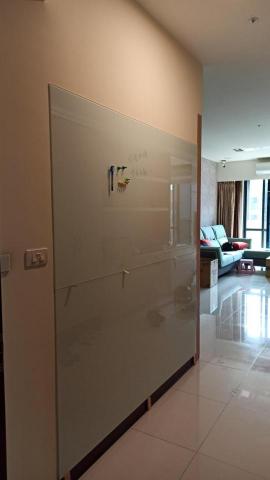 信隆玻璃烤漆 - 玄關牆面安裝吸磁白板玻璃