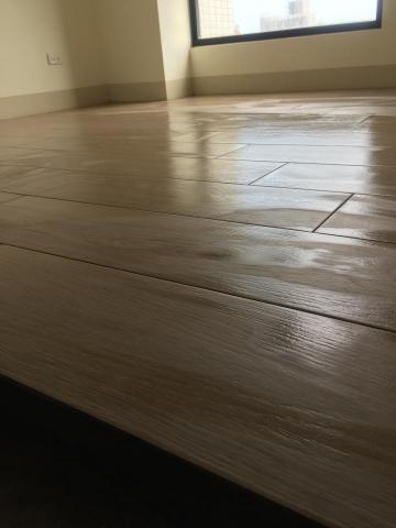 阿穎 - 木紋磚騷底施工