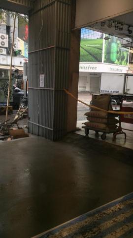 阿穎 - 騎樓軟底貼磚