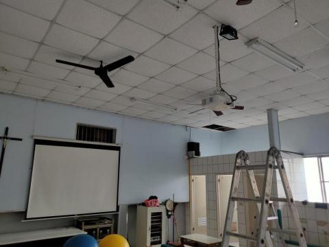 宏威企業行 - 投影機天吊安裝