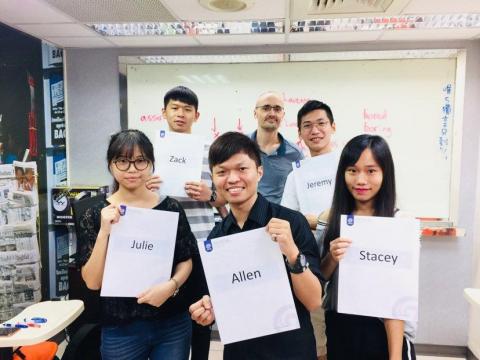 外籍英文家教 - 巨匠美語教學(新莊分校)-頒發學生結業證書