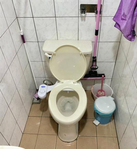 雨汎水電工程社 - 案例問題：
馬桶原本坐向是面對牆壁，會客戶在方便時有極大的壓迫感。


施工解決方法：
馬桶重新改向安裝，先把舊馬桶完好拆除，再從地上重新打孔改管路，切掉部分舊有磁磚重新塗上水泥砂後，改變馬桶坐向，最後換上新磁磚。
