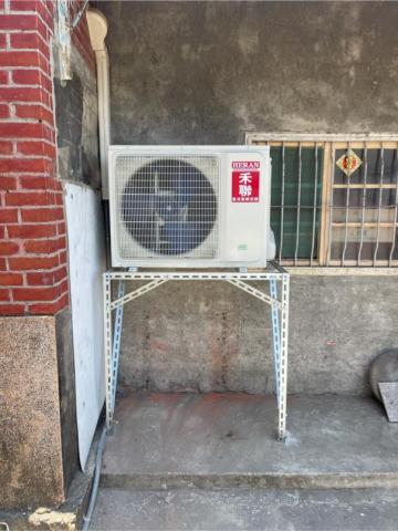 翰新冷氣空調 - 因為環境特殊
所以室外機安裝架
必須以角鋼去施作
來達到室外機穩固性的問題

