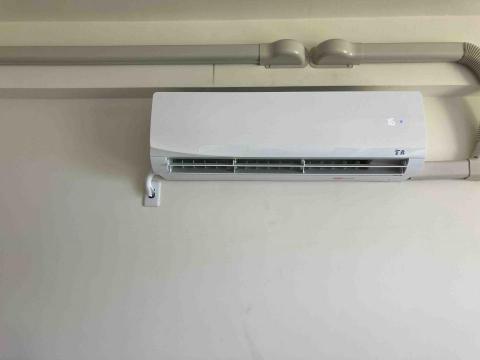 鋐源冷氣工程行 - 沙鹿梁小姐 購買金鼎6.5KW一級變頻冷暖   室內機施工!!!!! 鋐源冷氣工程行 - 沙鹿梁小姐 購買金鼎6.5KW一級變頻冷暖   室內機施工!!!!!