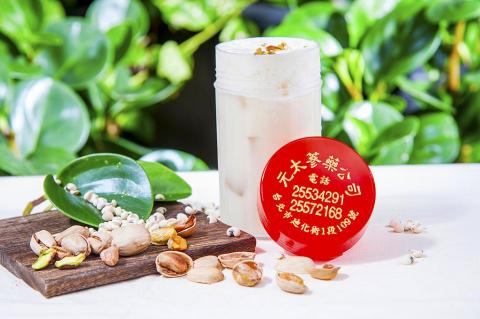 Amanda - 【本草派對】
商業處與迪化街合作的推廣活動內容之一，利用中藥材混入調酒展現新風格，同時也使用中藥罐當作酒杯，打破傳統既定酒杯印象。