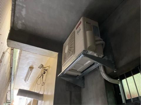 鋐源冷氣工程行 - 大里林小姐購買日立旗艦型5.0KW變頻冷暖.
室外機施工!! 鋐源冷氣工程行 - 大里林小姐購買日立旗艦型5.0KW變頻冷暖.
室外機施工!!