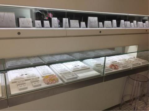 映櫥窗設計會社 - 簡約的設計風格能凸顯商品本身！