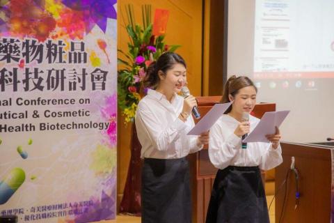  - 擔任三屆學校畢業典禮的英文司儀 學校辦的各種大活動 需要英文司儀也會邀請我