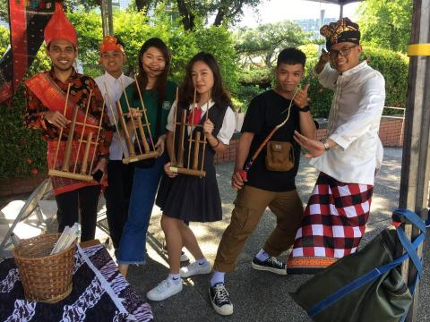  - 擔任學校外籍學生活動代表