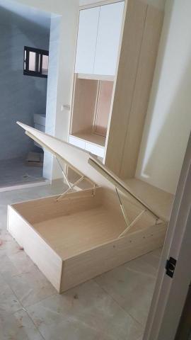 黃嘉文 - 為了增加更多的空間收納功能，在床的部份做油壓型床板，使床桶更具收納功間。