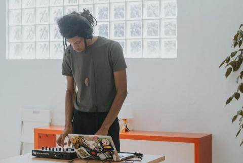 Lotus 英文家教/劇本創作、顧問/攝影師 - 為香蕉同居中Banana Co-living拍攝形象照