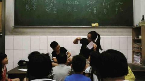 許雅筑 - 此為在安親班教導國小孩童英文的過程