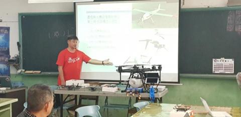 林柏伸 - 於國小擔任無人機研習講師