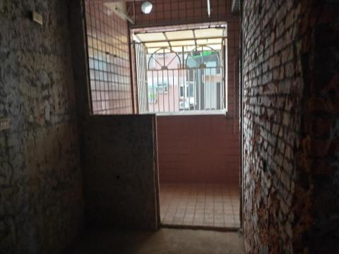 小蔡拆除打石團隊 - 廚房全室見紅磚，拆床門。