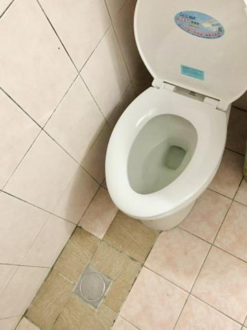 雨汎水電工程社 - 案例問題：
老房子的馬桶常常塞住，也用Co2重新通過，但沒多久就又塞住了。
施工解決方法：
這是因為老房子的化糞池沒預留孔蓋，無法抽水肥，長期的積淤，導致堵塞，我們先找尋化糞池位置後，請水肥車抽水肥，最後重新安裝化糞池孔蓋，貼上池磚。