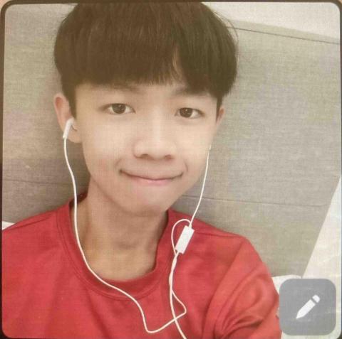 陳逸樵 - 這是去年暑假拍的照片～還沒滿一年應該沒有差太多XDD