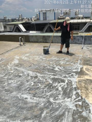 玖佰益時尚油漆外牆防水PU工程 - 屋頂防水施作前清涂表面乾淨,上低油,跟防水彈泥,半成品做品 玖佰益時尚油漆外牆防水PU工程 - 屋頂防水施作前清涂表面乾淨,上低油,跟防水彈泥,半成品做品