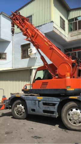 玖佰益時尚防水公司 - 防水作業中，巾車定位中，高空作業