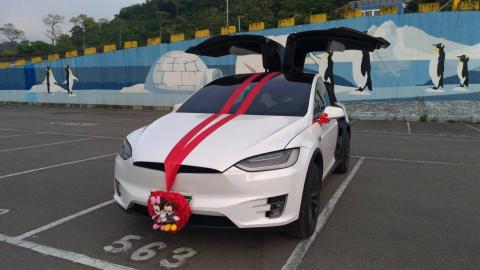 幸福特斯拉結婚禮車出租 - 三小時
特斯拉X系列     $8,000元，超時一小時內1200元 (2017年以後)
