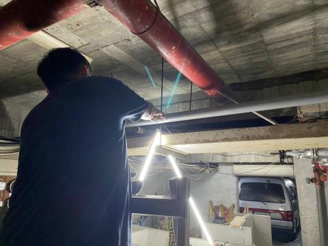 雨汎水電工程社 - 服務案例- 社區大樓2樓排水工程

此大樓每當豪大雨來時
8樓排水會排下來2樓
2樓電梯旁原本的2個排水管
被人用水泥封起來
所以才有大雨來要關電梯的情況
水如果流進電梯
電梯主機板就會燒壞
換一次主機板要一萬多塊

現在2樓排水管重新打通
在管道間也有重設一支新排水管
通到地下二樓排水處


再來大樓9樓電機房之前大雨來時
裡面會淹水潮溼
現在也重新設置排水孔2個，還把地板磁磚挖起，讓水能往低處