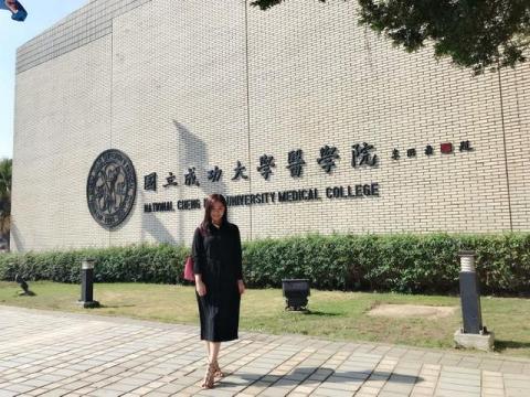 菲比家教 - 於成大醫學院參加研習會，在成醫logo前合影