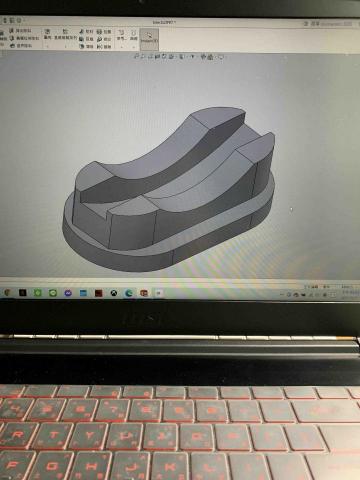 黃俊頤 - 利用soildwork 幫客戶繪圖